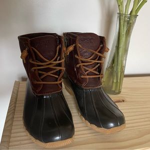 SPERRY Brown Saltwater Core Boots/Duck Boots 🍁
Size women’s 6